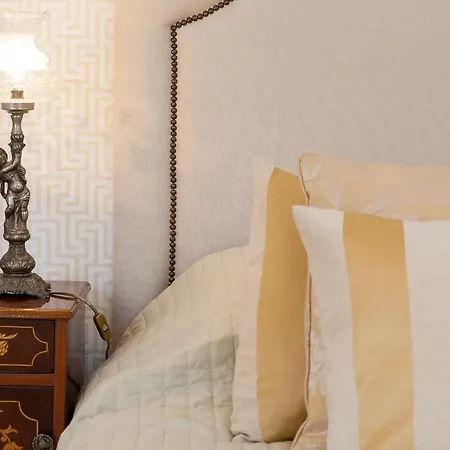 Chiado 4-bedroom Flat * Lisbon