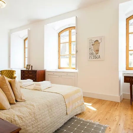 شقة Chiado 4-bedroom Flat *